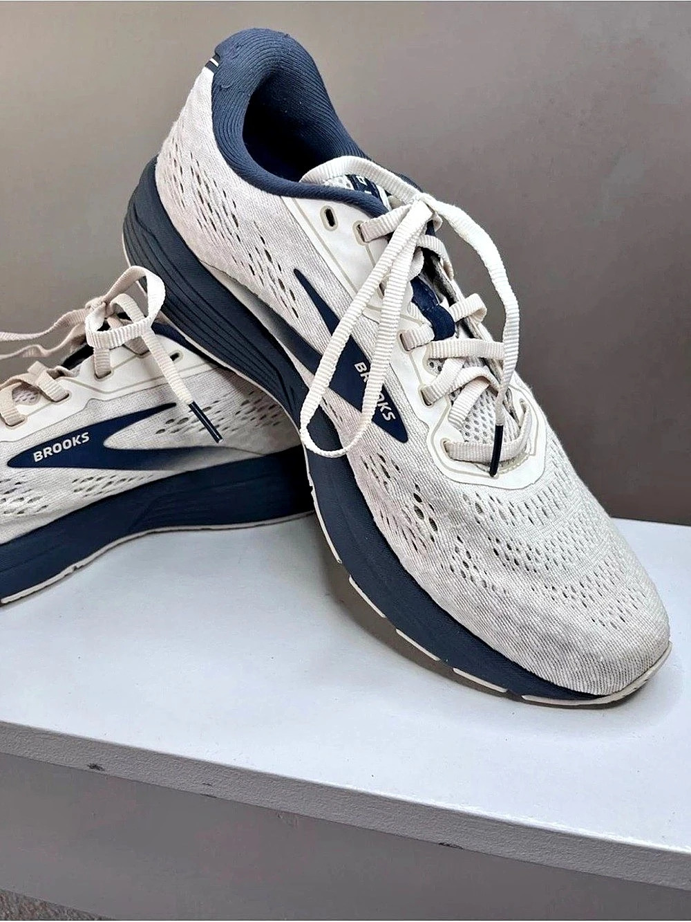 Brooks Women Anthem 4 Athletic shoe Size 9.5 B13203401B275 Blue and Beige.